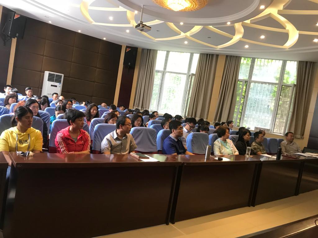 禁忌书屋
召开会议传达学校精神3.jpg