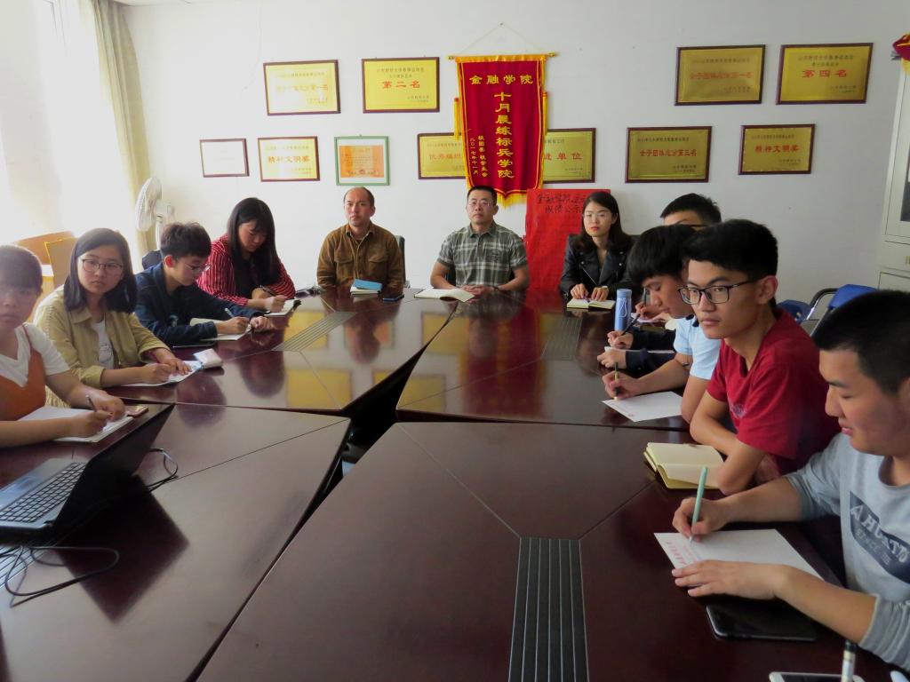 禁忌书屋
组织师生观看纪念马克思诞辰200周年直播会1.jpg