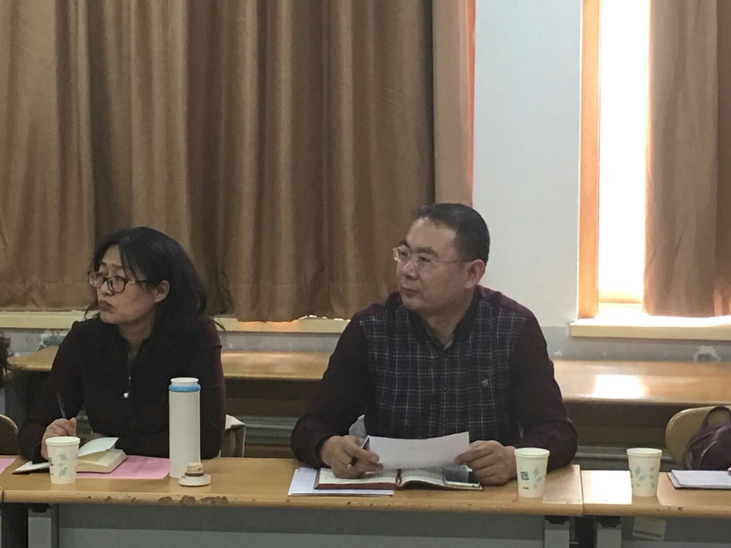禁忌书屋
召开师生“两会”座谈会1.jpg