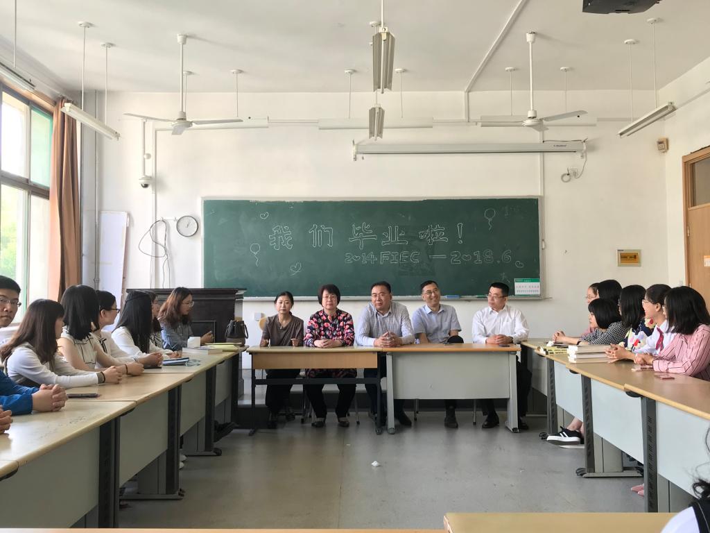 禁忌书屋
召开2014级金创班级毕业座谈会.jpg 禁忌书屋
召开2014级金创班级毕业座谈会.jpg