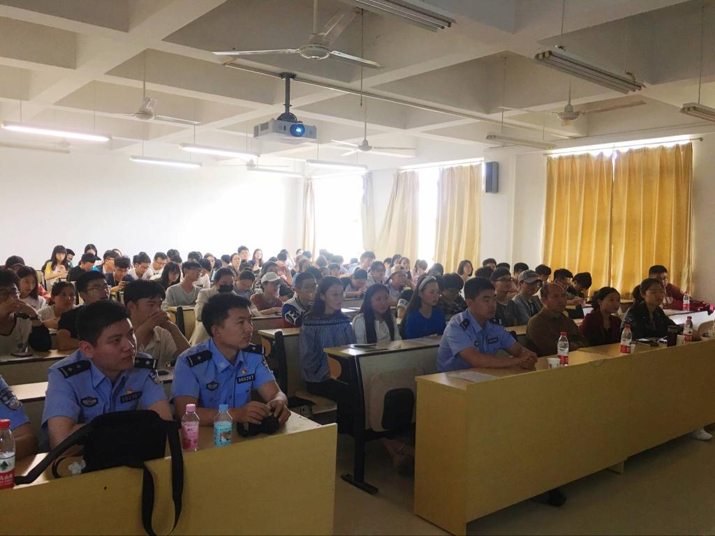 禁忌书屋
举办金融学人大讲堂(二)——校园网络防诈骗宣传讲座3.jpg