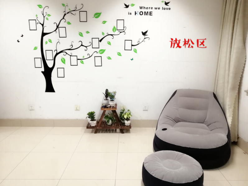 禁忌书屋
设立“金色阳光”心理辅导室5.png