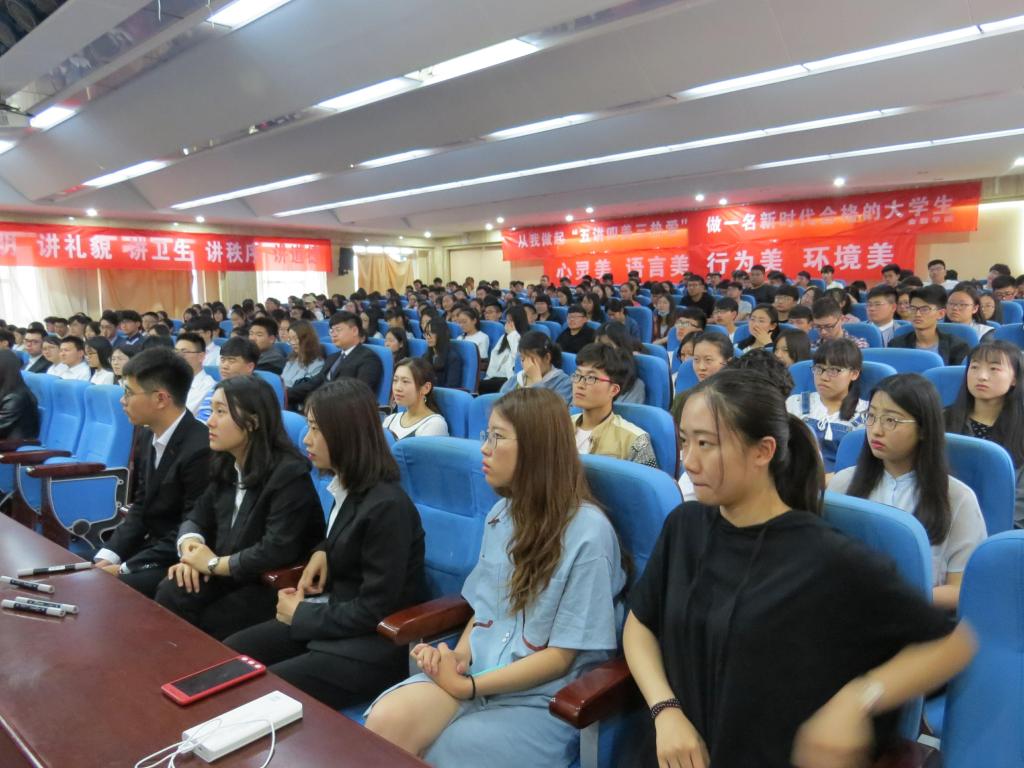 禁忌书屋
举办学风建设暨“五讲四美三热爱”主题活动启动仪式4.jpg