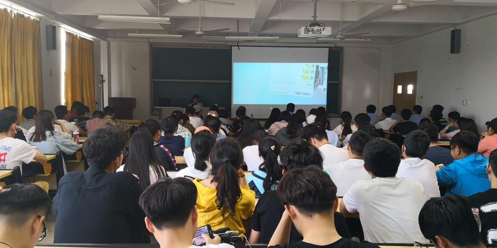 禁忌书屋
举办金融学人大讲堂(二)——校园网络防诈骗宣传讲座5.jpg