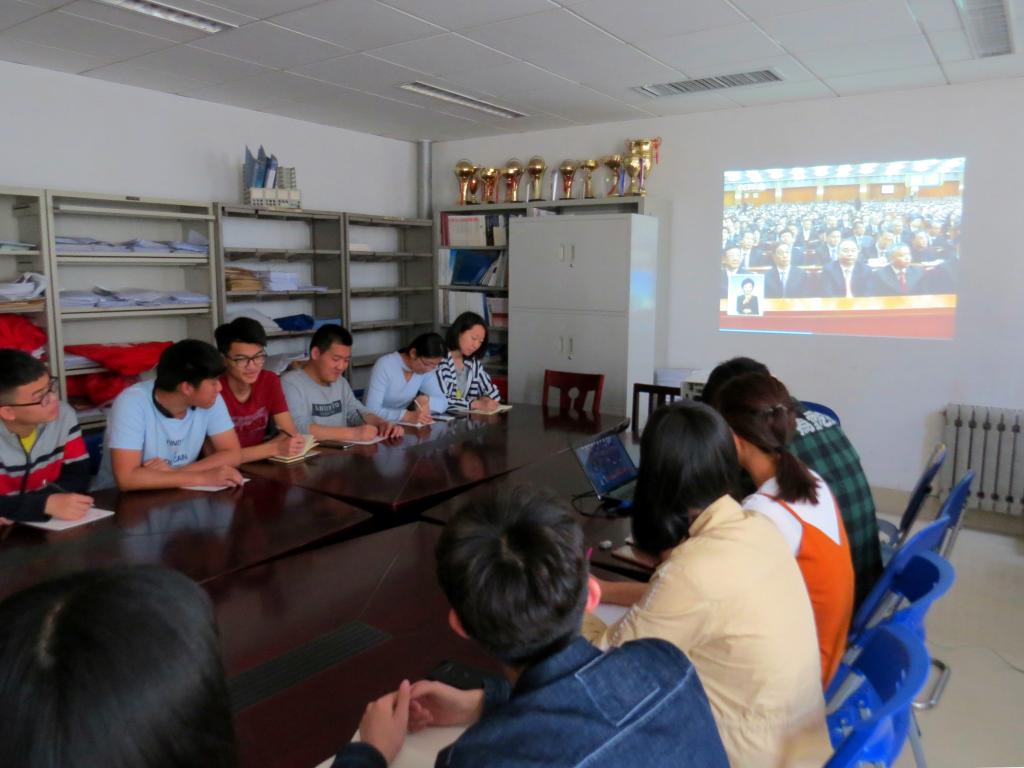 禁忌书屋
组织师生观看纪念马克思诞辰200周年直播会3.jpg