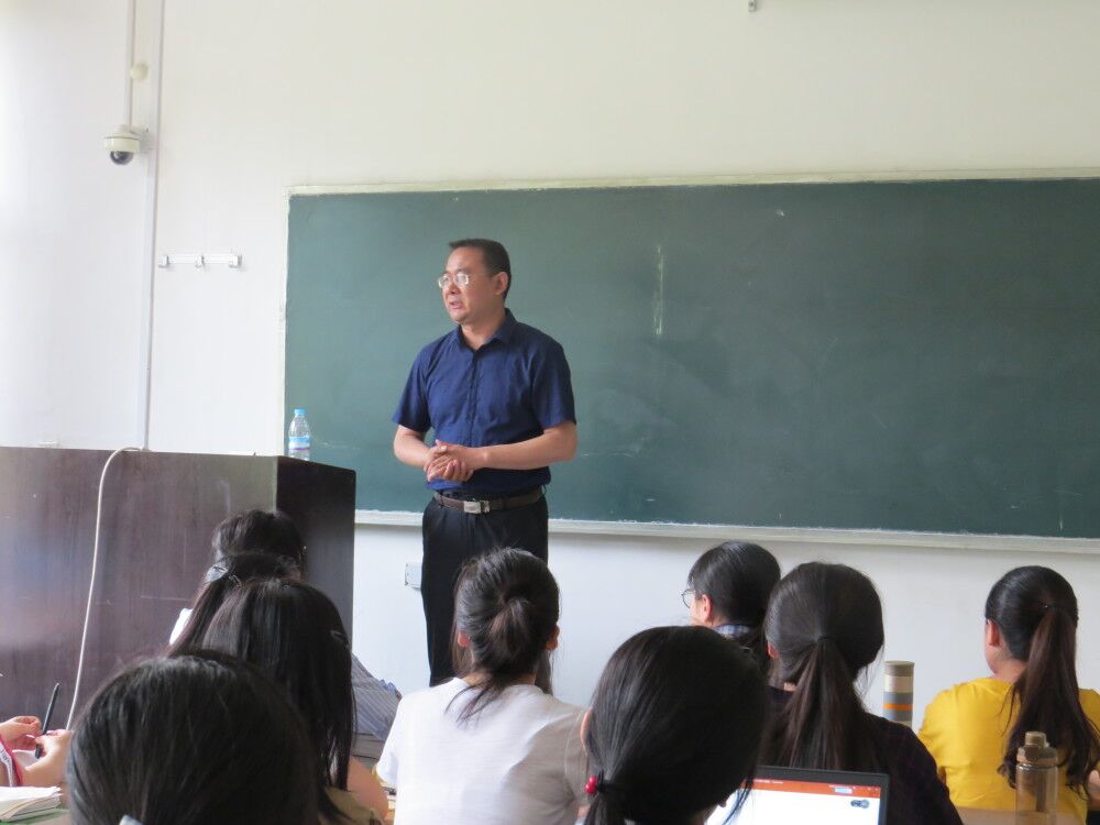 禁忌书屋
举行创青春志愿者岗前动员大会1.jpg